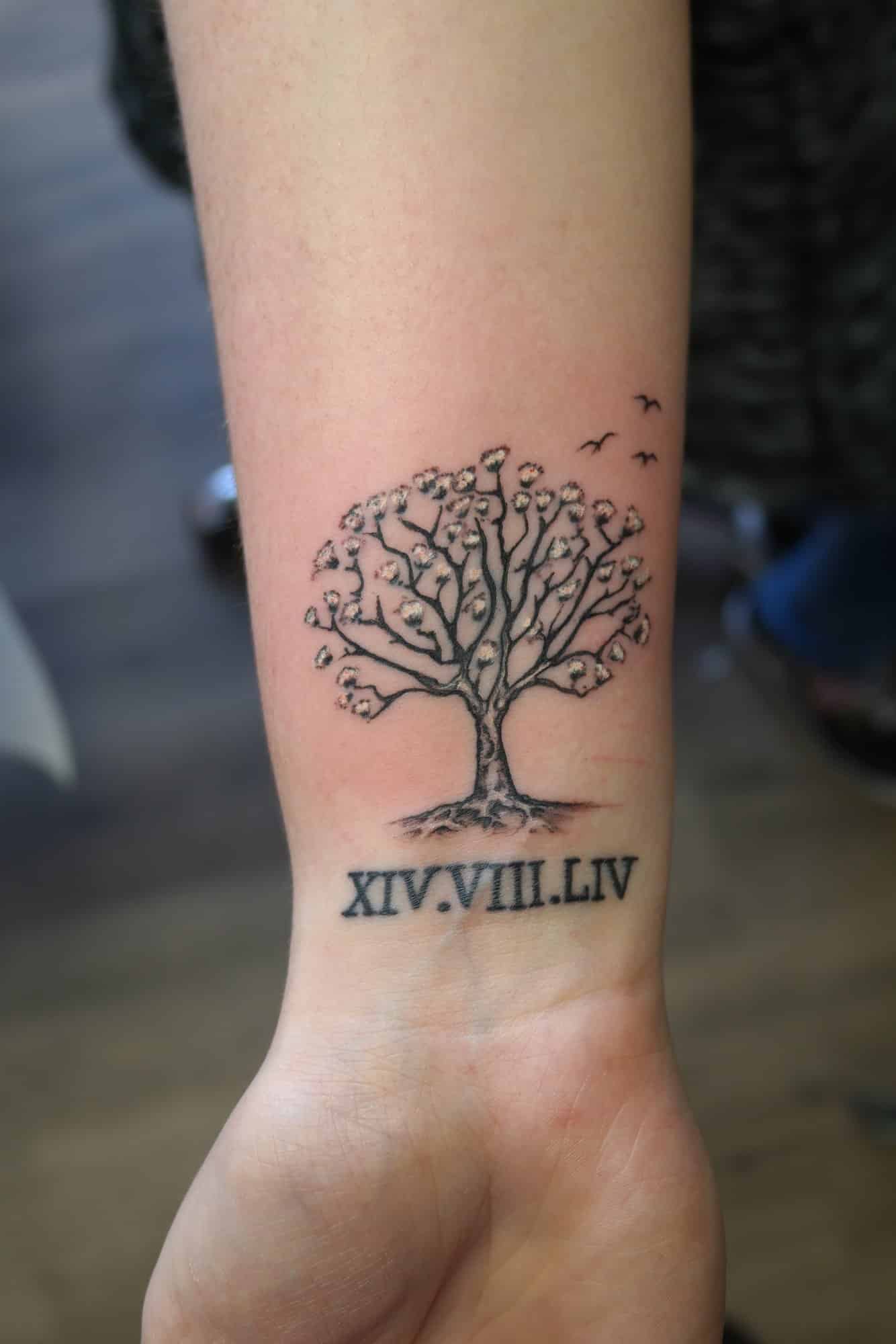 Baum Römisches Datum La Tortura Tattoo und Piercing Studio Oberhausen